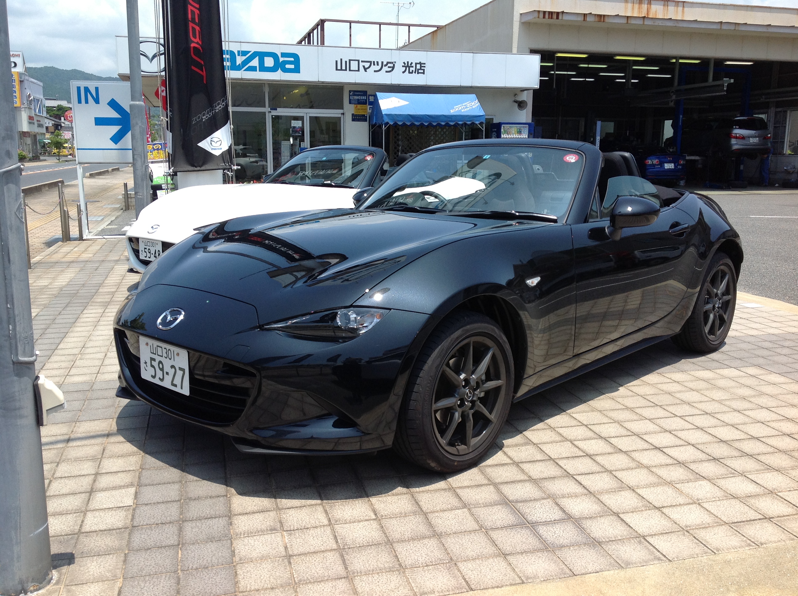 色はジェットブラックマイカです