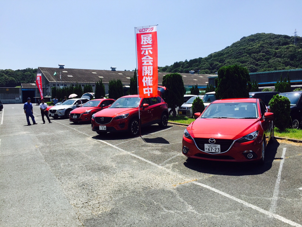 マツダカラーである赤の車展示させて頂きました。