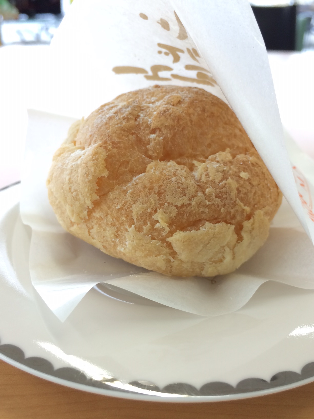シュークリーム（撮影のあとスタッフが美味しく頂きました。）