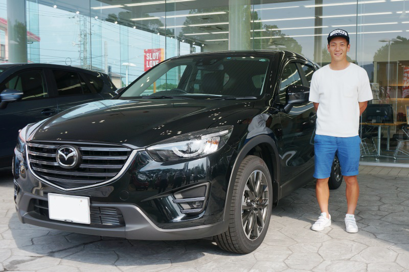 新しい愛車との記念撮影。CX-5のグレードはXD・Lパッケージ。