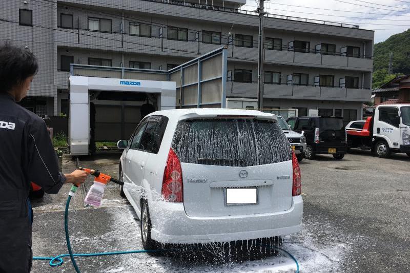 泡つや洗車実演中