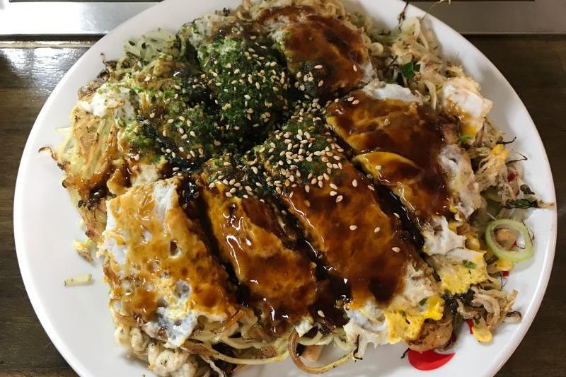 広島駅ビルの「よっちゃん」にて。スペシャル焼きを注文。