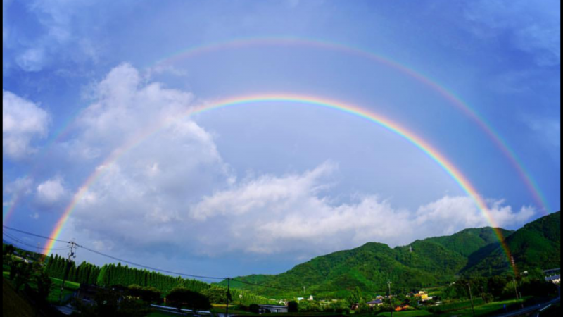 台風一過、突如現れた美しい虹　
