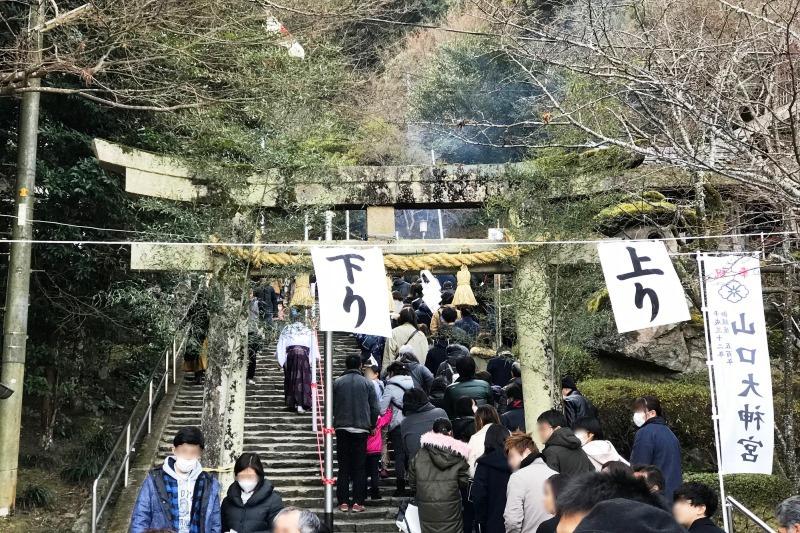 参拝客で混む山口大神宮。
