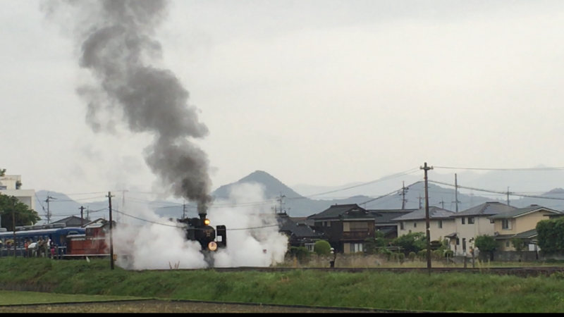 大歳駅を力強く発車するＳＬやまぐち号