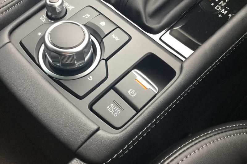 オートホールドが全車標準装備になりました。停車時にブレーキペダルから足を離しても停車状態を維持できる機能です。