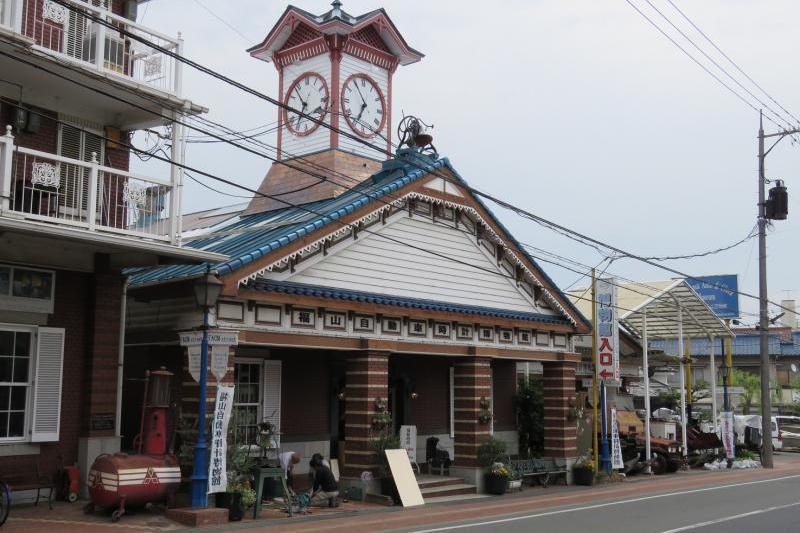 博物館外観、左右のビルとガレージも博物館のものです