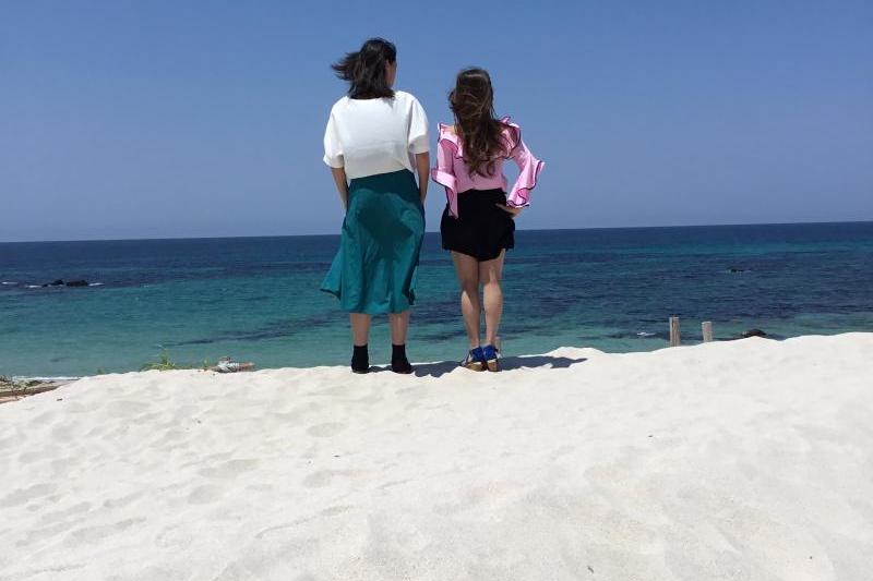 白い砂浜とエメラルドグリーンの海