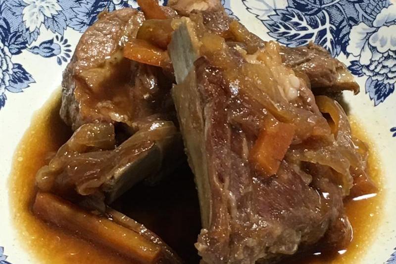 コトコト煮込んだスペアリブ