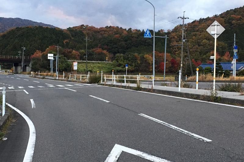 路面にひし形のマークがある時は前方に横断歩道があります