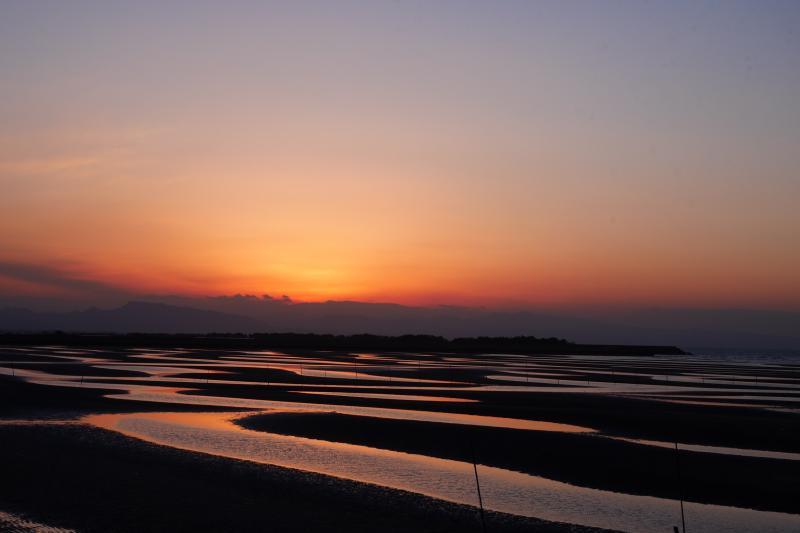 干潟に沈む夕陽が美しい