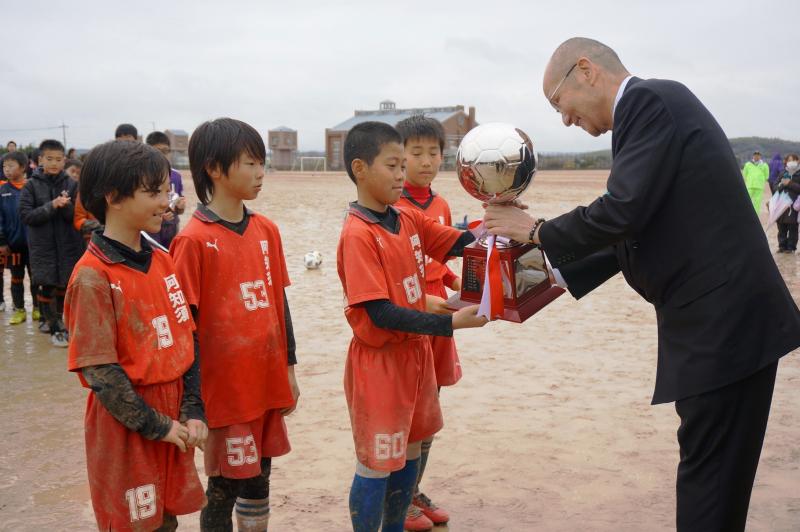優勝トロフィーを手にした「阿知須サッカースポーツ少年団」