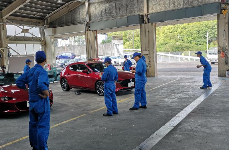 MAZDA3の写真を撮る学生さん