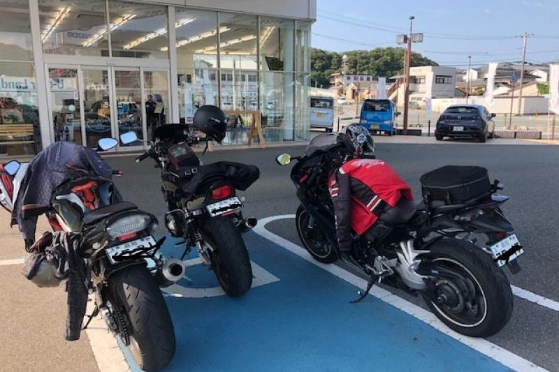 なんか、バイクが入ってきましたよ！