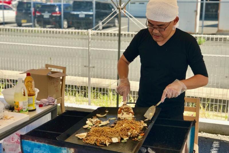 「 ぜひ俺の焼きそば食べにきてくれよな♪ 」