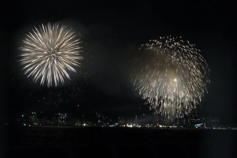 こういう写真が撮れるのは海峡花火ならでは