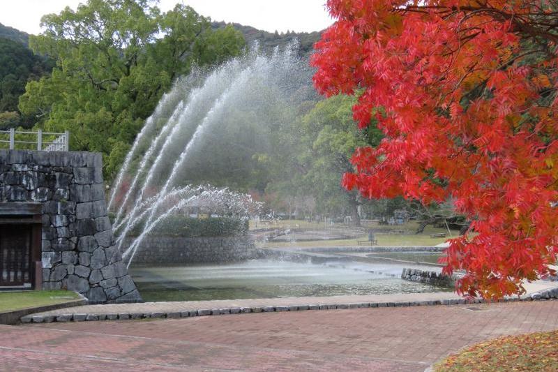大噴水と紅葉のコラボレーション