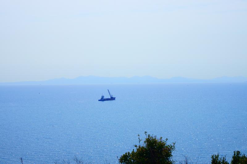 船の向こうにうっすら見える国東半島