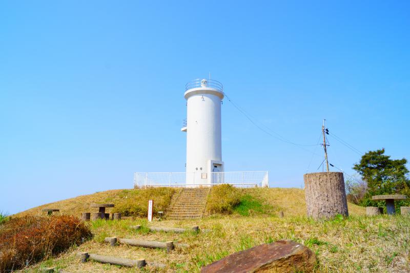 頂上の白い灯台