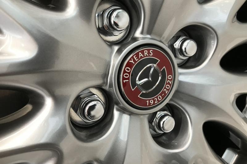 新しい到着 新品 MAZDA マツダ 100周年記念 センターキャップ BP