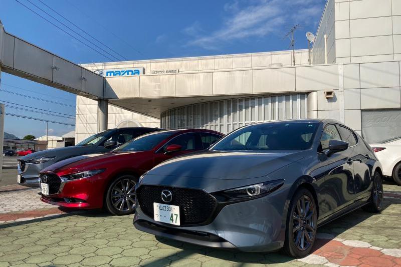 手前はMAZDA3の試乗車。