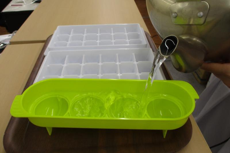 丸い氷も作ります。