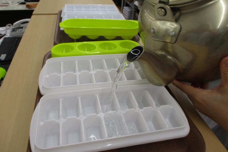 煮沸した水を冷まして入れます。