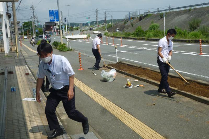 草を引き終えたら、いよいよ土づくりです。