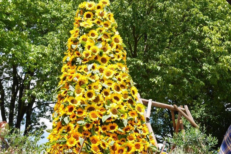 生花で作られた、ひまわりタワー