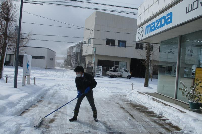 雪かきをする濵﨑スタッフ