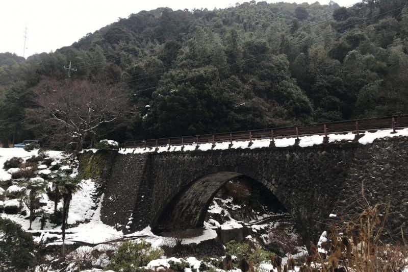 雪の眼鏡橋。