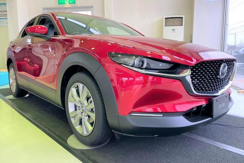 ショールーム展示のCX-30。