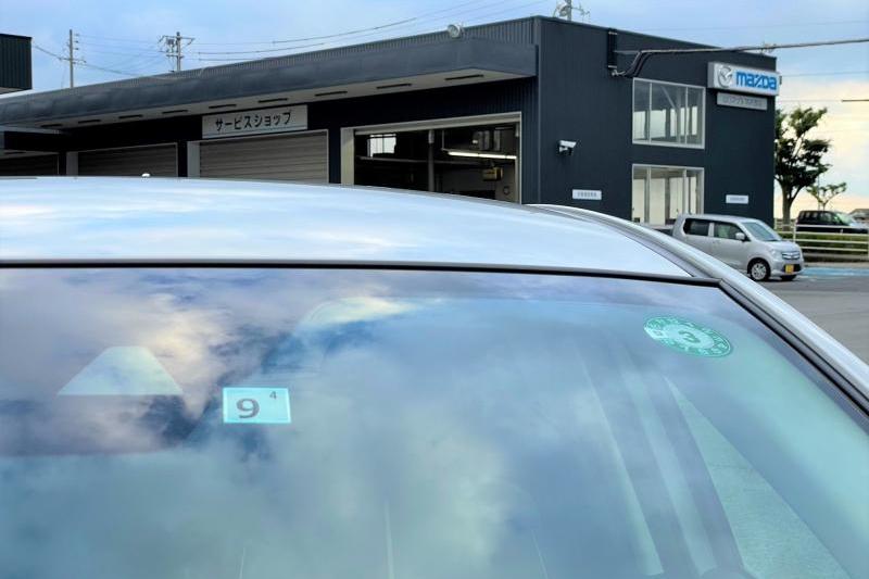 車検満了日は、前面ガラス中央のステッカーで確認することができます。写真の車両は令和4年9月に満了。