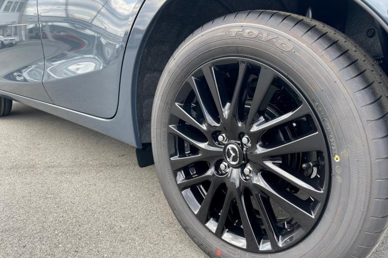 MAZDA2（マツダ2）の試乗車が到着。シックなホイールが特徴のブラック 