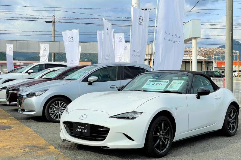 6速ミッションの中古車ロードスター。後ろにはMAZDA2を3台、展示中です。