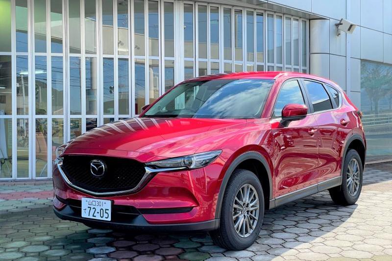 朝日を浴びる、現行型CX-5の試乗車。外観は、前後のバンパーやライトの形状が変更されます。