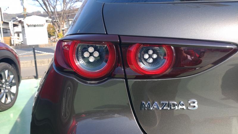 前モデルのMAZDA3ファストバックです。