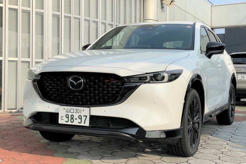 CX-5の試乗車。今は他店のスポーツアピアランス（ディーゼルエンジン／スノーフレイクホワイトパールマイカ）が来ています。