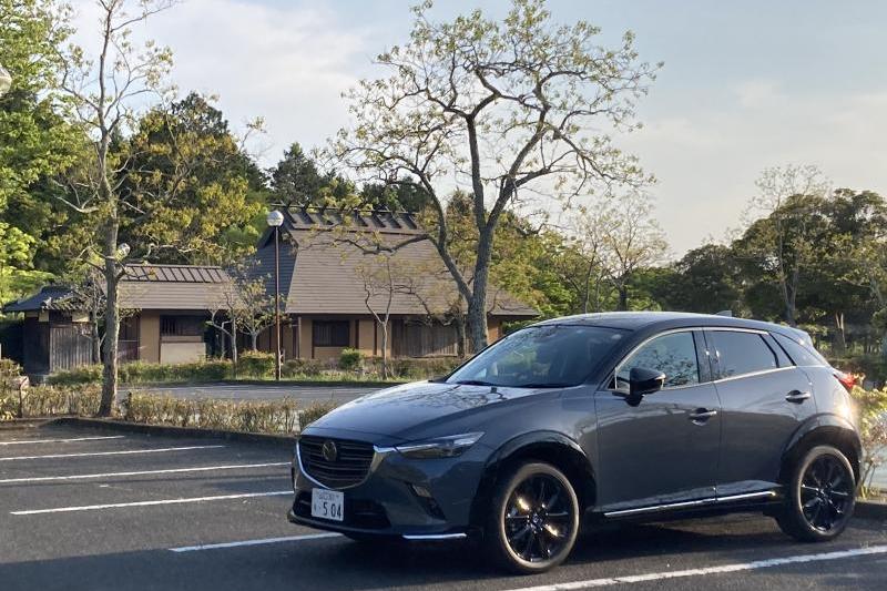 蜂ヶ峯総合公園の「古民家」と「CX-3」