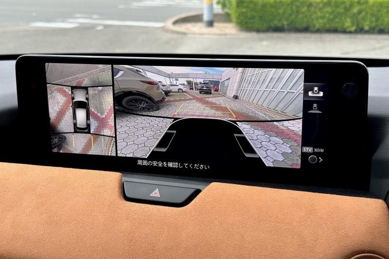 12.3インチのセンターディスプレイに映し出される「シースルービュー」。タイヤの位置も把握しやすい！