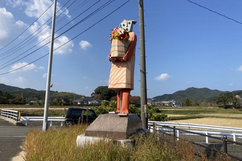 手に抱えているのは花でしょうか。