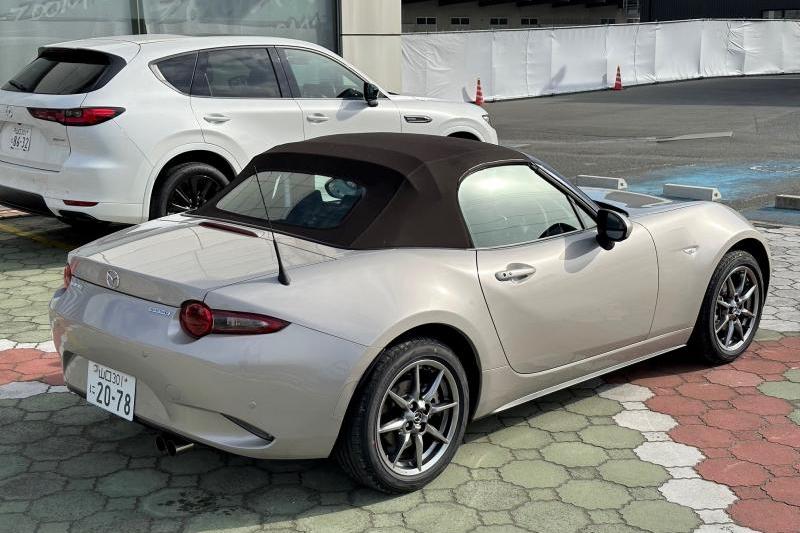 新型ロードスターの特別仕様車「ブラウントップ」が到着。シック