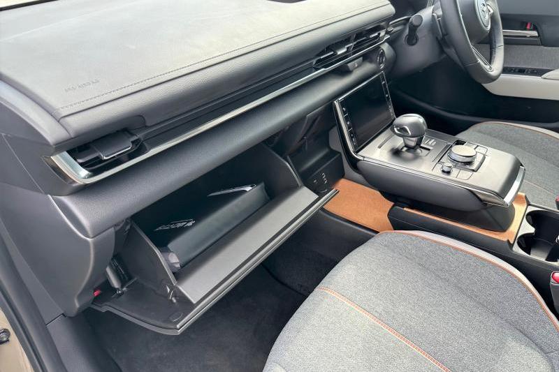 車検証は基本的に、助手席側にあるグローボックスの中に収納されています。軽自動車は助手席座面の直下にある収納ボックス内の場合も。