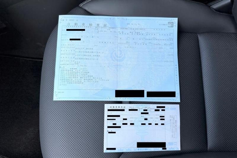 2023年1月から発行される車検証は電子化されました。下が新しい車検証です。小型の厚紙にICチップが内蔵され、情報はスマホアプリで閲覧します。（写真は一部加工しています）