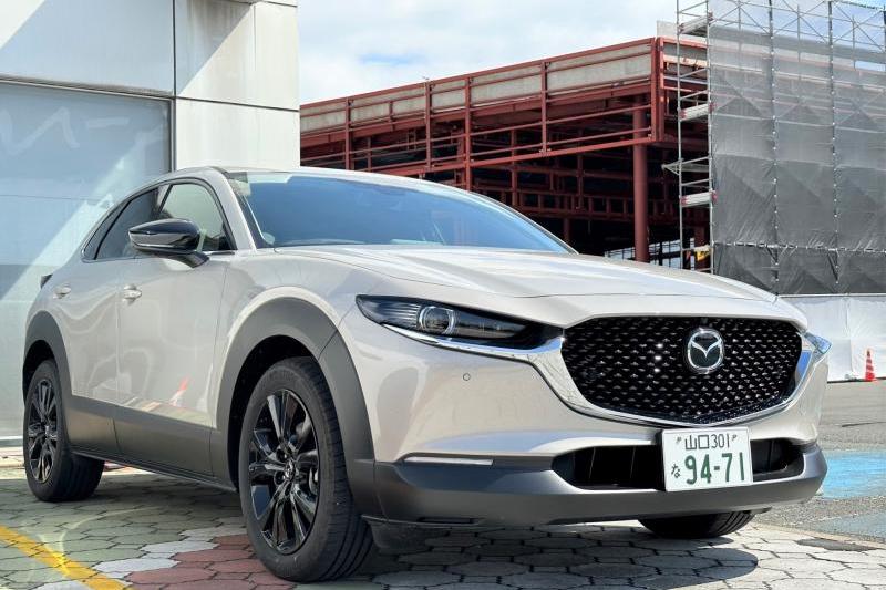 先日配備された、当店の「CX-30／XDブラックトーンエディション」。ディーゼルエンジンを搭載した、プラチナクォーツメタリックの試乗車です。