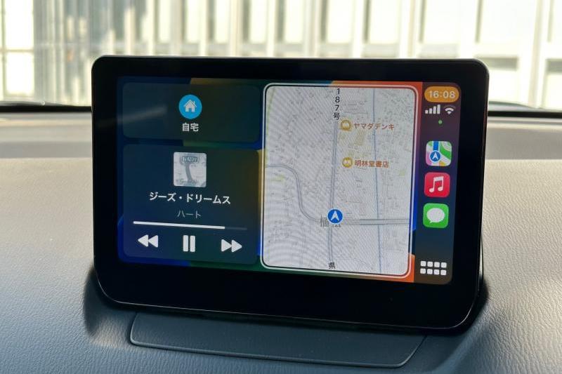 新型MAZDA2の試乗車にiPhoneを有線接続すると、ご覧の通りApple CarPlayが利用できます。