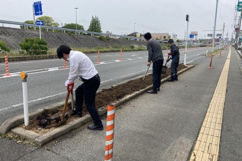 植樹帯の土に空気をたっぷり含ませ、肥料などがしっかり混ざるように、まずは土を耕します。