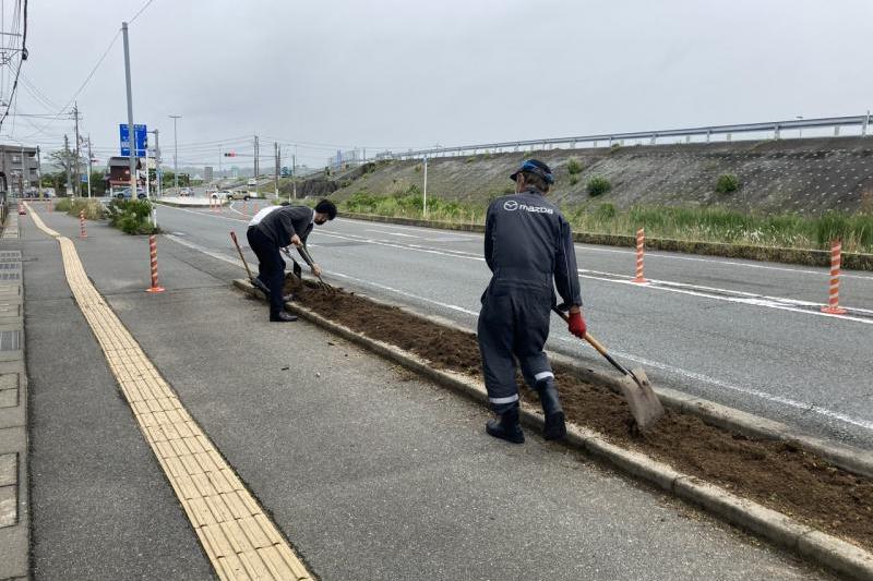 腐葉土を入れていきます。