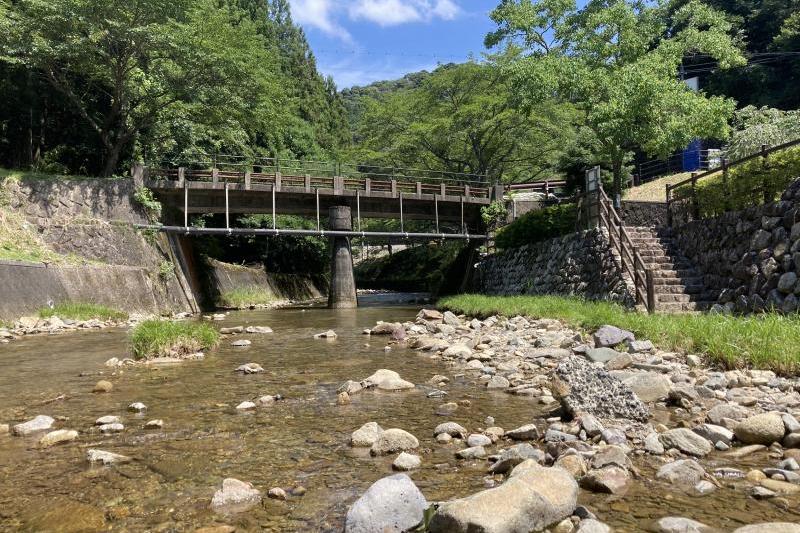プールに飽きたら川遊びも出来ます。