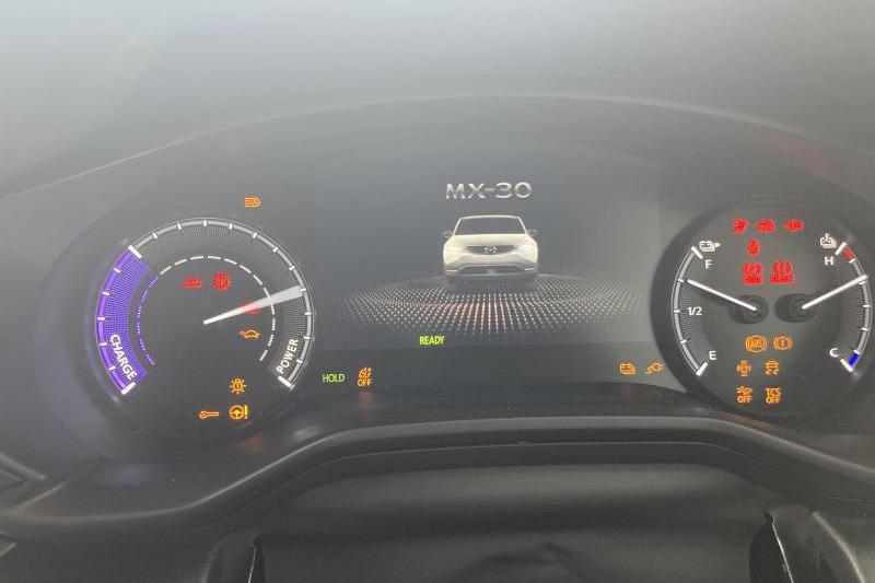 電気自動車ならではのメーターですね